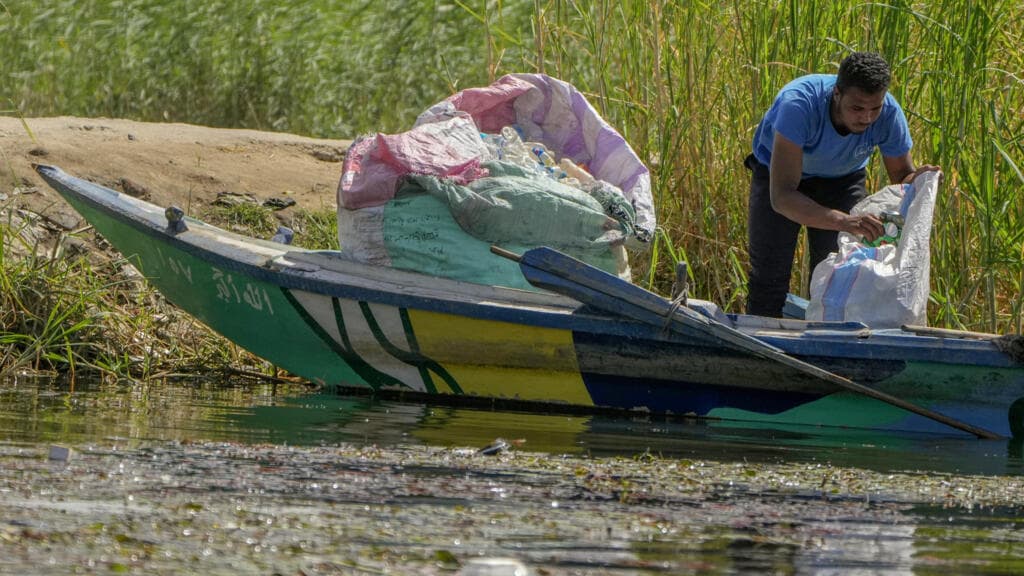 Les pêcheurs du Nil : un combat contre la pollution plastique